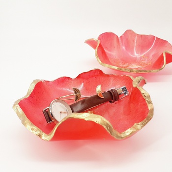 Vide poche en résine couleur saumon avec bordure doréé petite taille ,fait main par Ryn Handmade,صحن بالرزين متعدد الاستعمال حجم صغير صناعة حرفية يدوية's image
