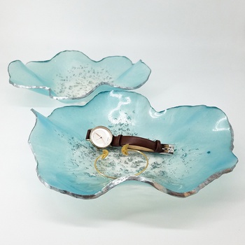 Vide poche en résine couleur bleue avec bordure argentée taille relativement grande ,fait main par Ryn Handmade, صحن بالرزين متعدد الاستعمال حجم كبير صناعة حرفية يدوية's image