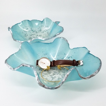 Vide poche en résine couleur bleue avec bordure argentée taille moyenne, fait main par Ryn Handmade صحن بالرزين متعدد الاستعمال حجم متوسط صناعة حرفية يدوية's image