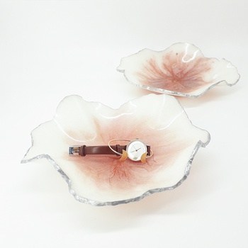 Vide poche en résine couleur blanche et saumon avec bordure argentée taille relativement grande ,fait main par Ryn Handmade,  صحن بالرزين متعدد الاستعمال حجم كبير صناعة حرفية يدوية's image