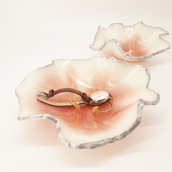Vide poche en résine couleur blanche et saumon avec bordure argentée taille moyenne, fait main par Ryn Handmade, صحن بالرزين متعدد الاستعمال حجم متوسط صناعة حرفية يدوية's image