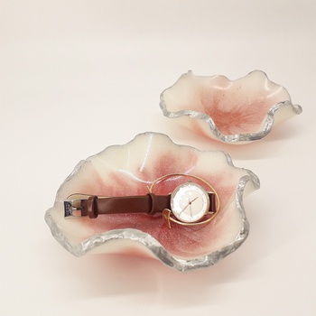 Vide poche en résine couleur blanche et saumon avec bordure argentée petite taille, fait main par Ryn Handmade,  صحن بالرزين متعدد الاستعمال حجم صغير صناعة حرفية يدوية's image