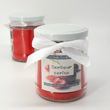 Bougie parfumée en bocal à couvercle senteur cerise, taille moyenne fait main par Soft Crafts شمعة معطرة برائحة الكرز صناعة حرفية يدوية