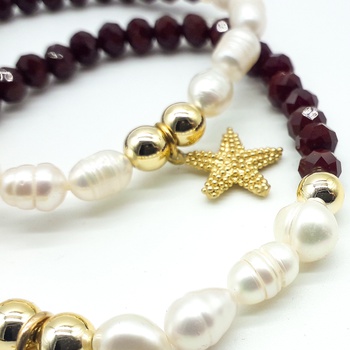 Bracelet fin en perles de couleur rouge avec des perles dorées et du djoher accompagné d'une petite étoile dorée , bijou artisanal fait main par Zarah Bijoux اسوارة بالجواهر صناعة حرفية يدوية