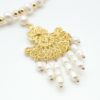 Un collier blanc en djoher et des perles dorées avec un pendentif en plaqué or, un bijoux artisanal fait main par Zarah Bijoux عقد من الجوهر صناعة حرفية يدوية