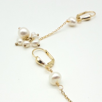 Des boucles d'oreilles en djoher avec une petite chaine en plaqué or, un accessoire artisanal fait main par Zarah bijoux اقراط بالجوهر صناعة حرفية يدوية